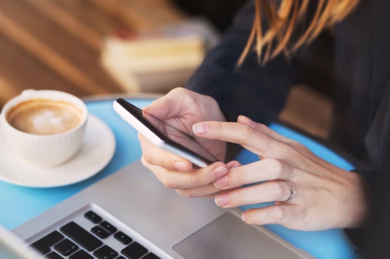 Zakupy na wyciągnięcie smartfona. Trendy w handlu przez internet za pośrednictwem telefonów komórkowych