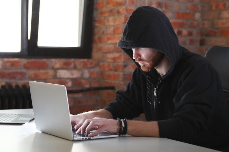 Oszustwa w sieci – fejkowe persony na stronach z suplementami. Bądź ostrożny